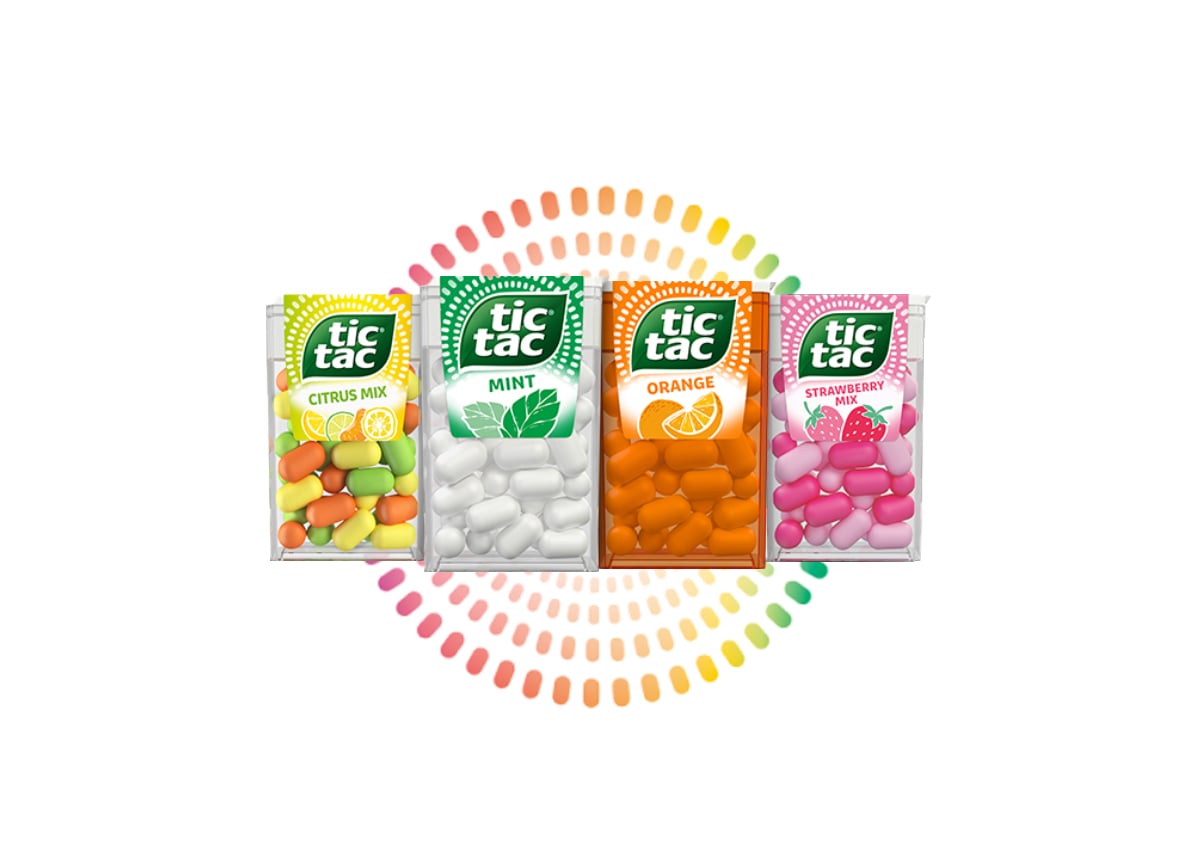 „Tic Tac® Citrus Mix“, „Tic Tac® Mint“, „Tic Tac® Orange“, „Tic Tac® Strawberry Mix“ skonių pakuotės pozityvumo spindulių fone